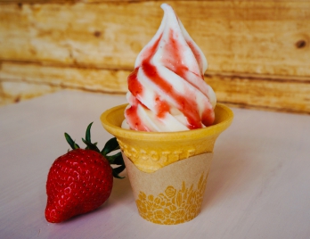 いちごソースがけソフトクリーム　￥320
